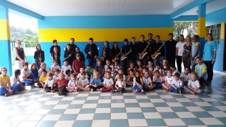 Banda Municipal nas Escolas encerra o ano com apresentação na Escola Arnoldo Gomes Sales no Rio Bananas